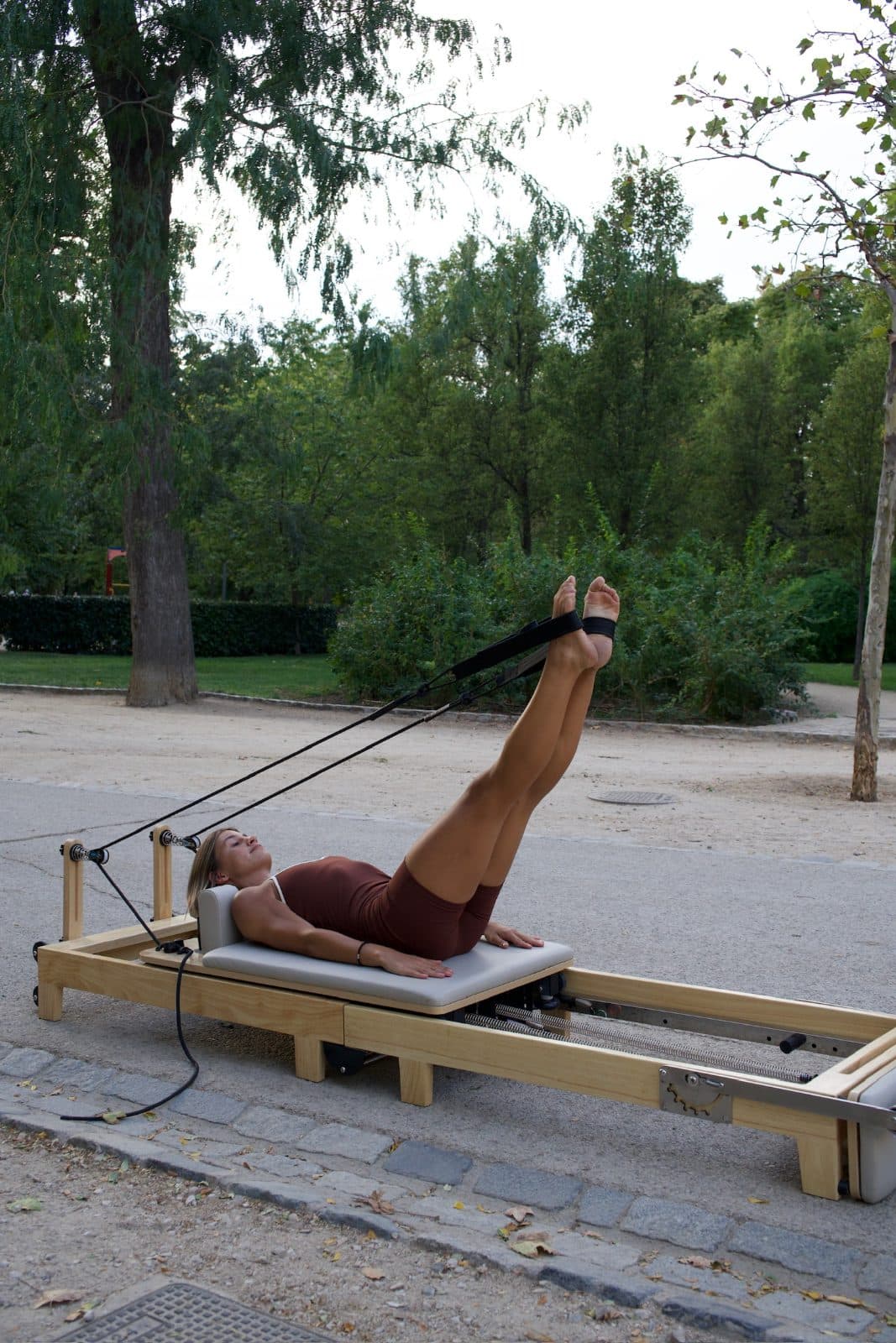 Trabajo de piernas con correas tumbada en el reformer